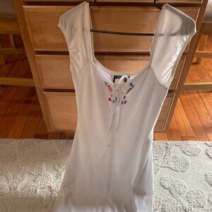 City Triangles, Light white sundress